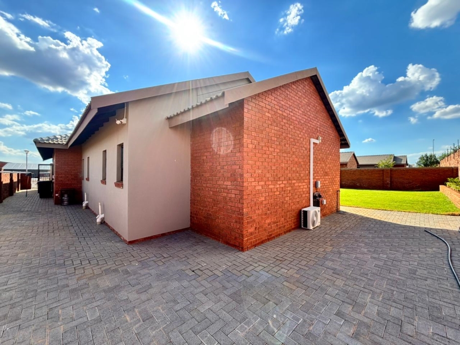 3 Bedroom Property for Sale in Van Der Hoff Park North West